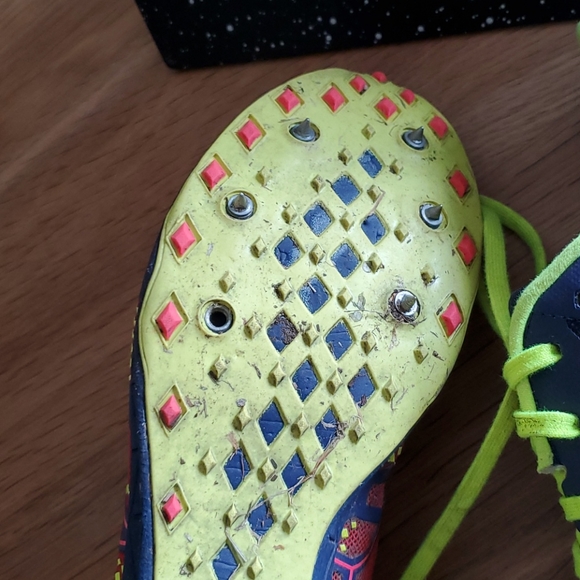 New balace sport shoes with metal klits - Picture 4 of 7